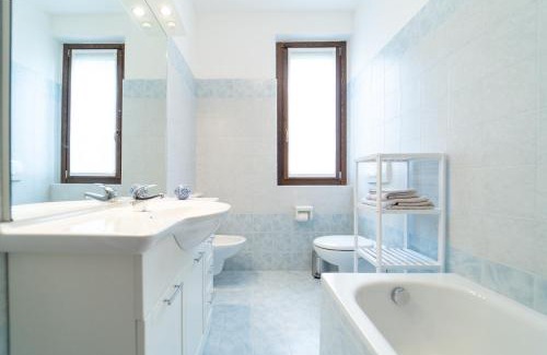 San Fermo della Battaglia Apartamento | Como 5 min - House with Terrace and Parking - Wifi