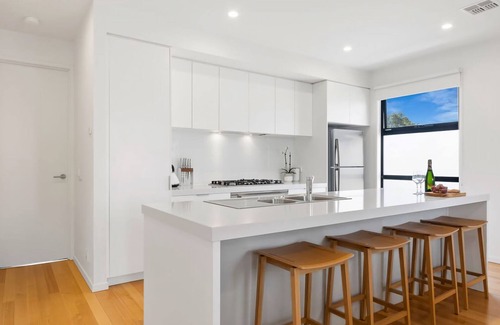 Melbourne Casa | ¡NUEVO LISTADO! Contemporáneo y elegante, terrazas privadas en ambos niveles, a pie de villag