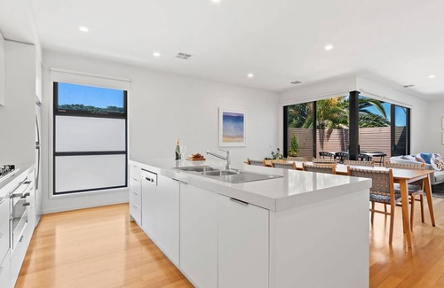 Melbourne Casa | ¡NUEVO LISTADO! Contemporáneo y elegante, terrazas privadas en ambos niveles, a pie de villag