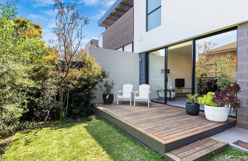 Melbourne Casa | ¡NUEVO LISTADO! Contemporáneo y elegante, terrazas privadas en ambos niveles, a pie de villag