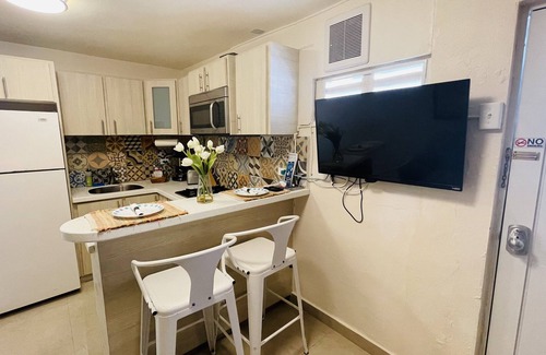 Bucana Apartamento | Precioso apto remodelado con lavandería / pkg / pet friendly