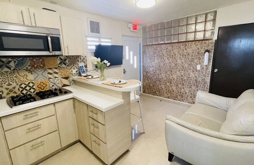Bucana Apartamento | Precioso apto remodelado con lavandería / pkg / pet friendly