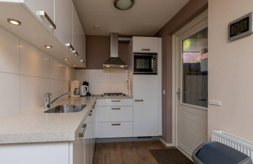 Oude-Tonge Casa | Casa isleña completa y popular con ducha de vapor. Hay una valla con cerradura entre el jardín y t