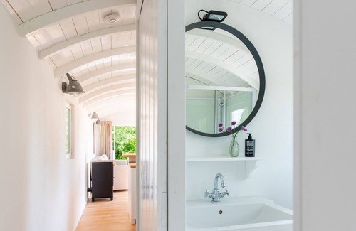 Middelharnis Casa | Completely new Pipowagen on grounds of monumental farmhouse overlooking pond.