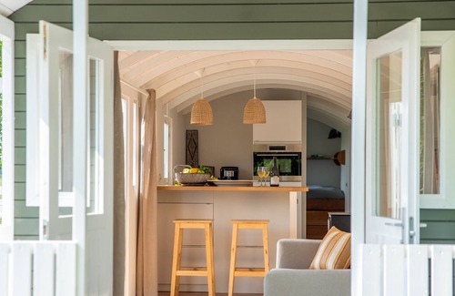 Middelharnis Casa | Completely new Pipowagen on grounds of monumental farmhouse overlooking pond.