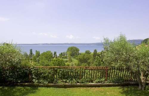 Lake Bracciano Villa | Grande villa, vistas al lago, piscina privada, y playa privada cerca de Roma