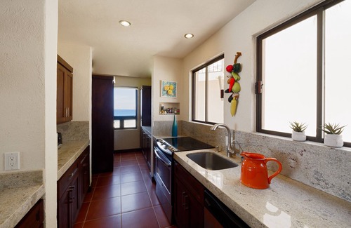 San Jose del Cabo Condominio | COMPLETAMENTE REMODELADO Impresionante condominio frente al mar!