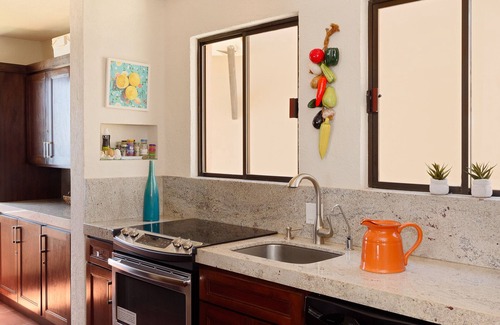 San Jose del Cabo Condominio | COMPLETAMENTE REMODELADO Impresionante condominio frente al mar!