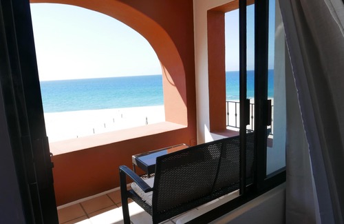 San Jose del Cabo Condominio | COMPLETAMENTE REMODELADO Impresionante condominio frente al mar!