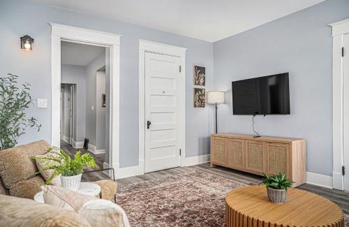 Michigan City Apartamento | Completely Remodeled Walking Distance to Downtown Close to the Beach Downstairs Washer Dryer