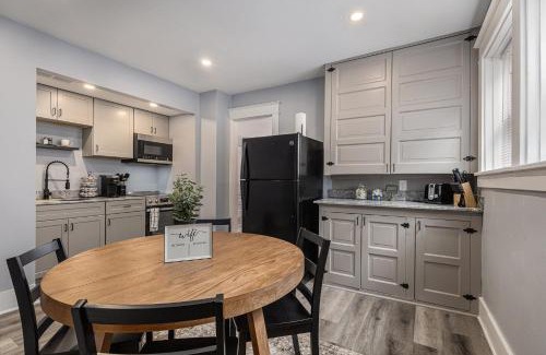 Michigan City Apartamento | Completely Remodeled Walking Distance to Downtown Close to the Beach Downstairs Washer Dryer