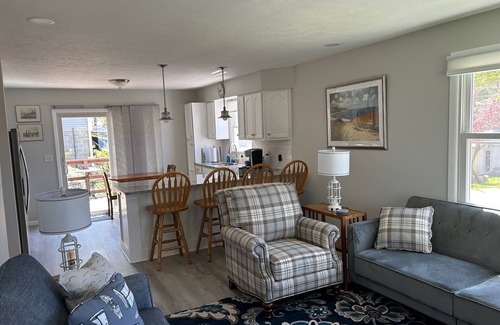 North East Casa | Completely Remodeled Lake House w 3 bedrooms 2 bath, deck & amazing beach view
