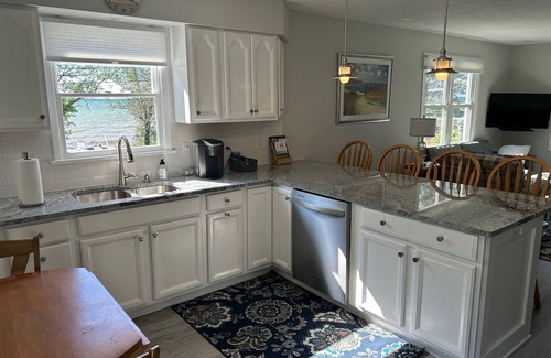 North East Casa | Completely Remodeled Lake House w 3 bedrooms 2 bath, deck & amazing beach view