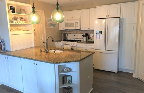 Bethany Beach Condominio | ¡NUEVO! Completamente renovado, condominio familiar con vista al lago en Sea Colony!