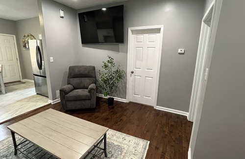 Shawnee Heights Cabaña | Completely Renovated 2-bedroom cottage in Kansas City with WiFi, TV & W+D.