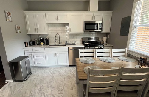 Shawnee Heights Cabaña | Completely Renovated 2-bedroom cottage in Kansas City with WiFi, TV & W+D.