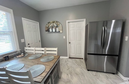 Shawnee Heights Cabaña | Completely Renovated 2-bedroom cottage in Kansas City with WiFi, TV & W+D.