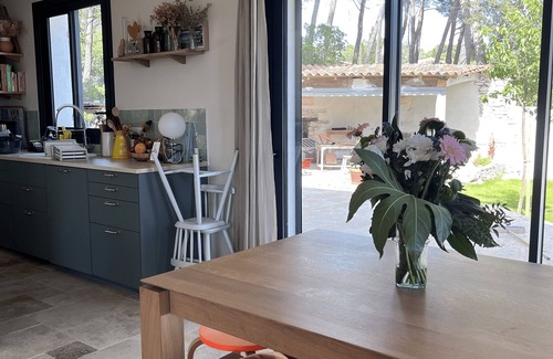 Ventabren Casa | Completely renovated family home surrounded by pine and olive trees.