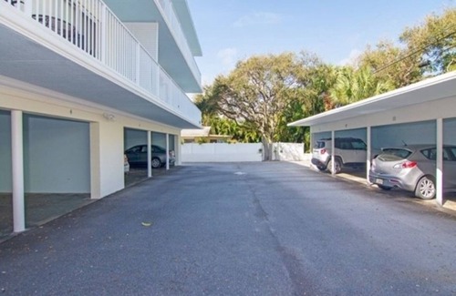 Central Beach Condominio | Completely updated condo in perfect location 2 blocks to beach and Ocean Drive