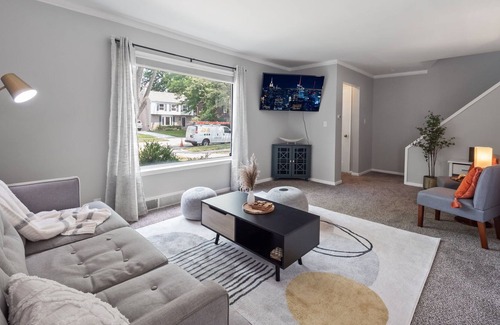 Grosse Pointe Woods Casa | Completely Renovated GP Oasis