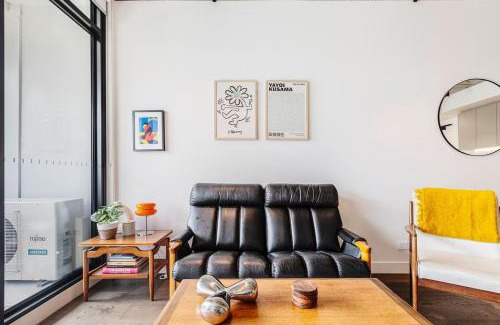 Brunswick Apartamento | Concrete Junction - Sunny, Industrial Balcony Haven
