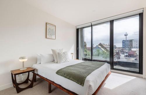 Brunswick Apartamento | Concrete Junction - Sunny, Industrial Balcony Haven