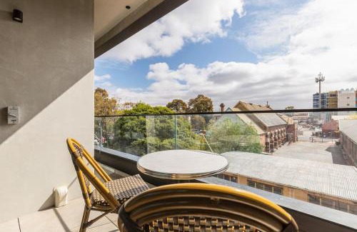 Brunswick Apartamento | Concrete Junction - Sunny, Industrial Balcony Haven