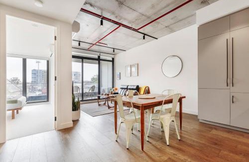 Brunswick Apartamento | Concrete Junction - Sunny, Industrial Balcony Haven
