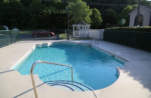Pigeon Forge Condominio | CONDOMINIO, 1 cuadra de Parkway, WiFi PRIVADO, PISCINA, Cama King, PASEO a ISLA