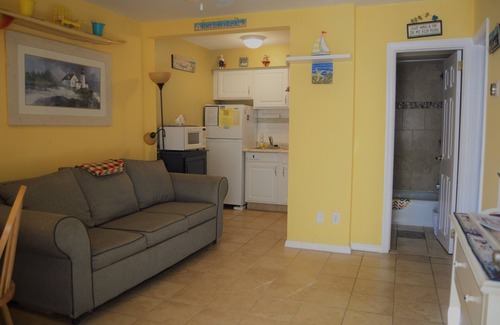 North Wildwood Condominio | Condo, 2 Bedrooms, 1 Bath, Sleeps 6, 1 Block from beach