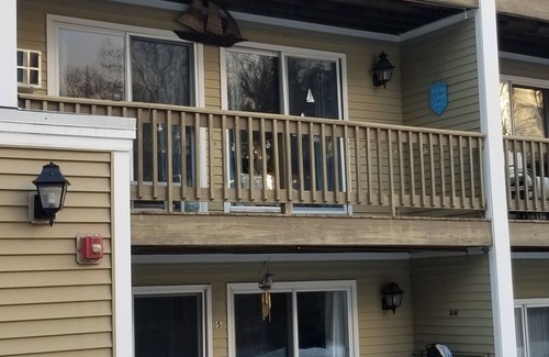 Gilford Condominio | Condo across street from beach