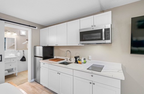 Trailer Estates Condominio | Condo at the Bay with kitchenette, opt-in continental breakfast, queen&sofa bed