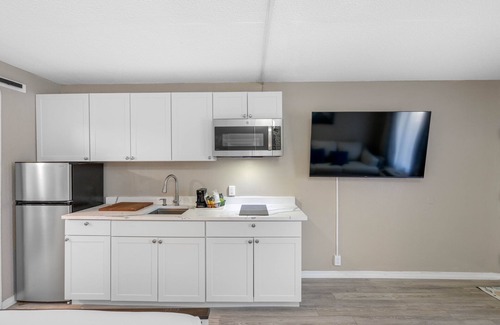 Trailer Estates Condominio | Condo at the Bay with kitchenette, opt-in continental breakfast, queen&sofa bed
