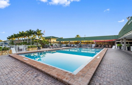 Trailer Estates Condominio | Condo at the Bay with kitchenette, opt-in continental breakfast, queen&sofa bed
