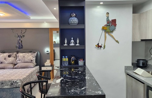 Mactan Export Processing Zone Apartamento | Condo Azur Suites B207, 5mins Airport, Netflix, Stylish, Cozy, Swimming Pool