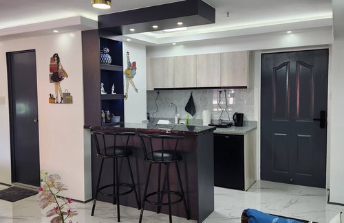 Mactan Export Processing Zone Apartamento | Condo Azur Suites B207, 5mins Airport, Netflix, Stylish, Cozy, Swimming Pool