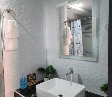 Mactan Export Processing Zone Apartamento | Condo Azur Suites B207 near Airport, Netflix, Stylish, Cozy with swimming pool