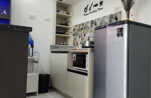 Mactan Export Processing Zone Apartamento | Condo Azur Suites B316 near Airport, Netflix, Stylish, Cozy with swimming pool