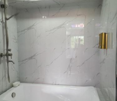 Mactan Export Processing Zone Apartamento | Condo Azur Suites B316 near Airport, Netflix, Stylish, Cozy with swimming pool