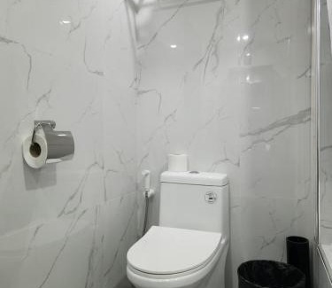 Mactan Export Processing Zone Apartamento | Condo Azur Suites B316 near Airport, Netflix, Stylish, Cozy with swimming pool