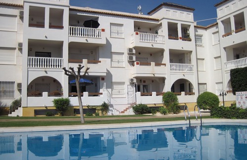 Orihuela Costa Apartamento | condominio en el acogedor jardín junto a la piscina.