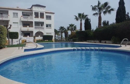 Orihuela Costa Apartamento | condominio en el acogedor jardín junto a la piscina.