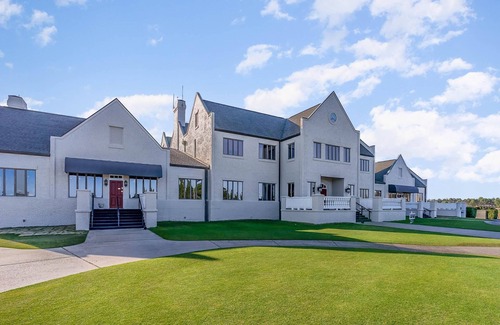 Red Hill Condominio | Condo in Legends Golf Course Resort with a great Pub Next Door to the Unit
