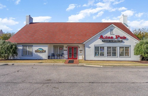 Red Hill Condominio | Condo in Legends Golf Course Resort with a great Pub Next Door to the Unit