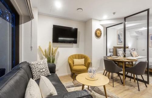 Newton Casa | Condo in Queen St CBD w Pool and Gym Zodiak Stays