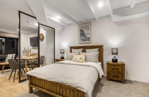 Newton Casa | Condo in Queen St CBD w Pool and Gym Zodiak Stays