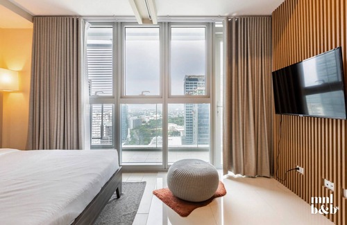 Bonifacio Global City Condominio | Condo in Uptown Parksuites Tower II BGC w/ Netflix, Disney+ and HBO Go