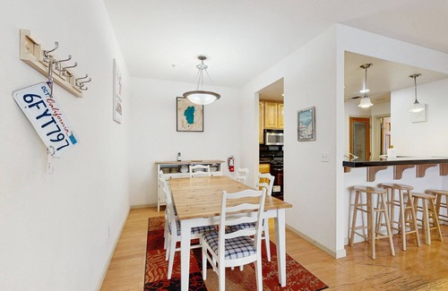 Olympic Valley Condominio | Condo Near Ski Resorts with Fireplace, Pool, Spa, Sauna, Washer/Dryer