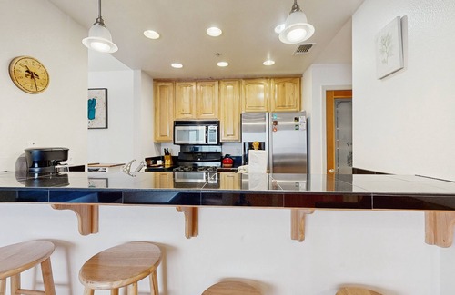 Olympic Valley Condominio | Condo Near Ski Resorts with Fireplace, Pool, Spa, Sauna, Washer/Dryer