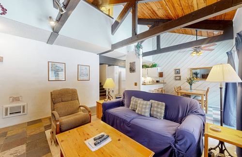 Majestic Pines Condominio | Condo near the lifts & golf with access to a pool & hot tub